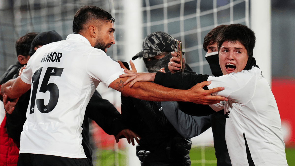وفاة مشجعين.. "الشغب" يلغي مباراة في كأس ليبرتادوريس