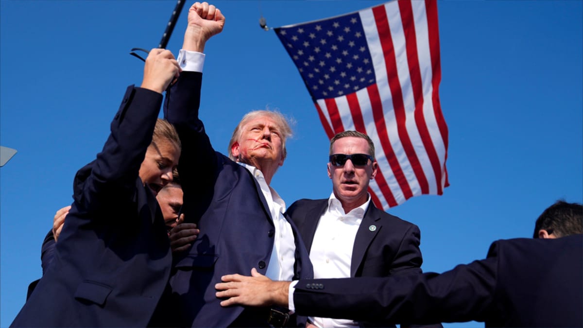 ترمب يتغزل بصورته "التاريخية"