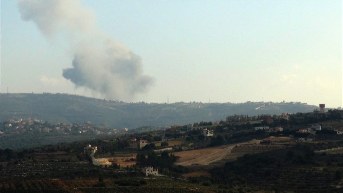 إسرائيل تستهدف مواقع عسكرية لحزب الله بلبنان