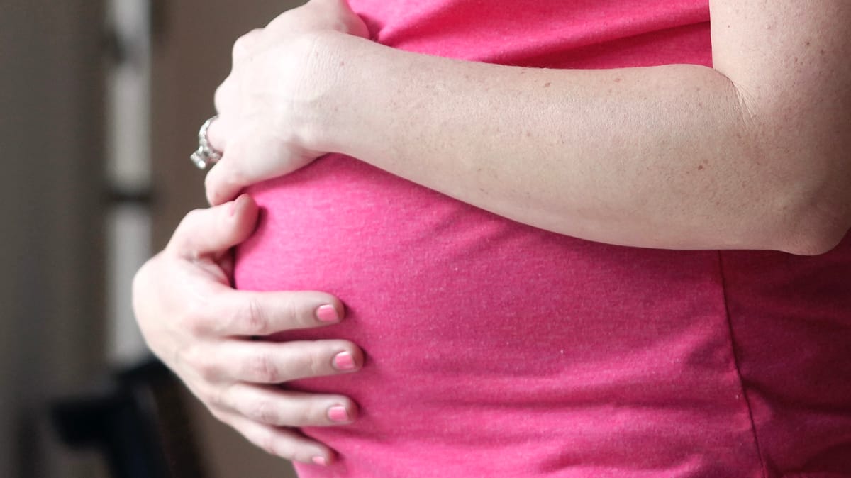 ثورة في عقل الأم.. كيف يعيد الحمل الأول والثاني برمجة الدماغ؟