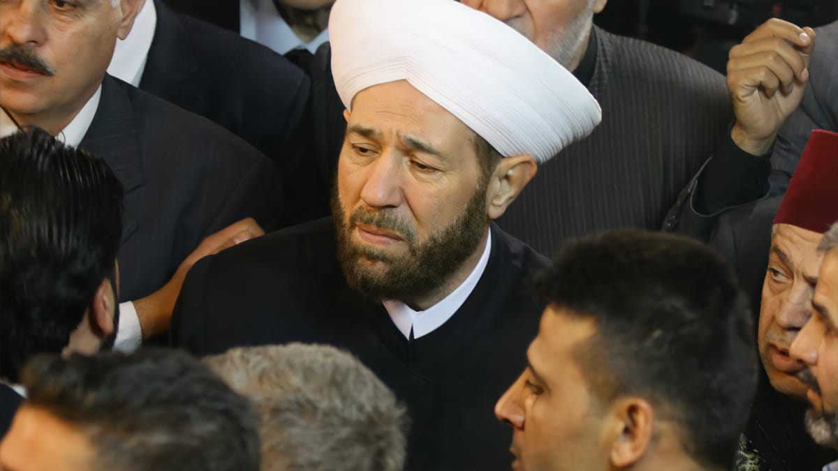 "مفتي البراميل".. أحمد حسون يظهر لأول مرة منذ سقوط الأسد