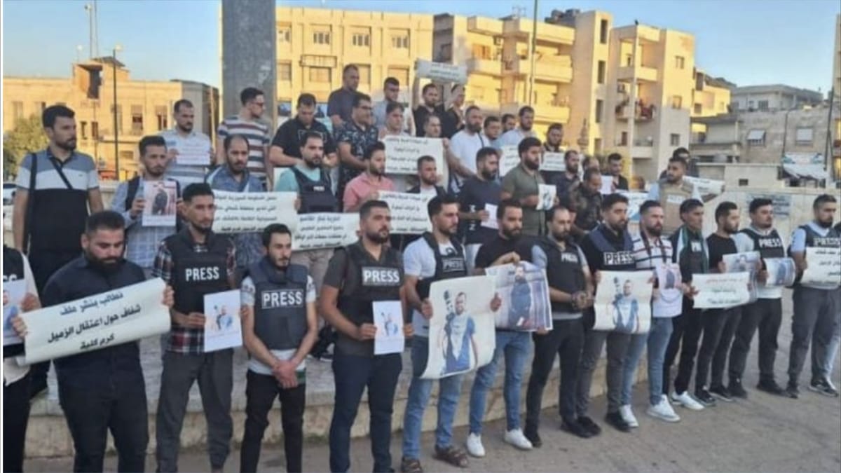 مظاهرة في إدلب تضامنا مع الصحافيين المعتقلين