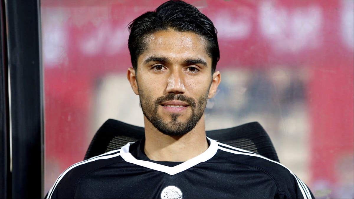 إيقاف وتغريم حارس مرمى إيراني "احتضن مشجعة"