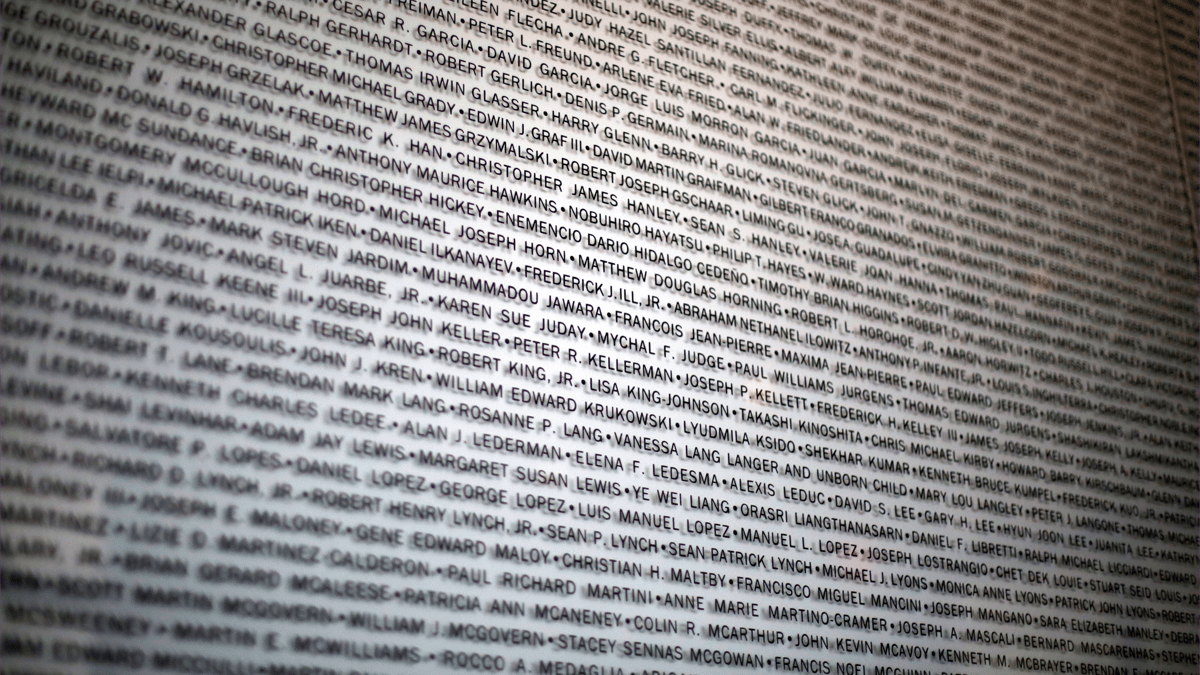 الأوروبوروس اللغوي.. حين يتغذى الذكاء الاصطناعي على نصوصه