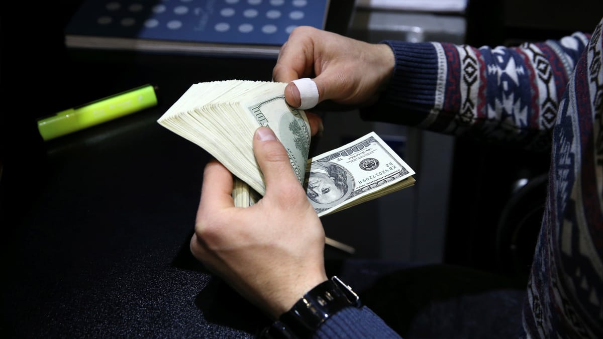 الصرافة العراقية تضرب "اعتراضا على قرار المركزي"