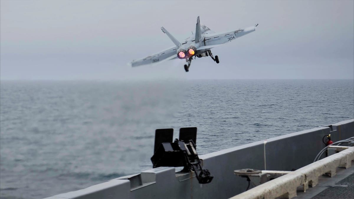 القوات الأميركية تدمر زورقا قرب اليمن