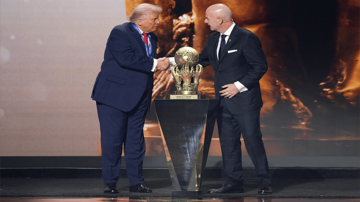 هل دخلت السياسة في كأس العالم؟.. قصة قرار الفيفا المثير للجدل