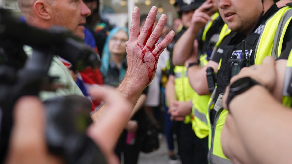 2000 مسجد تحت تهديد اليمين البريطاني.. ما علاقة الهوليغانز؟