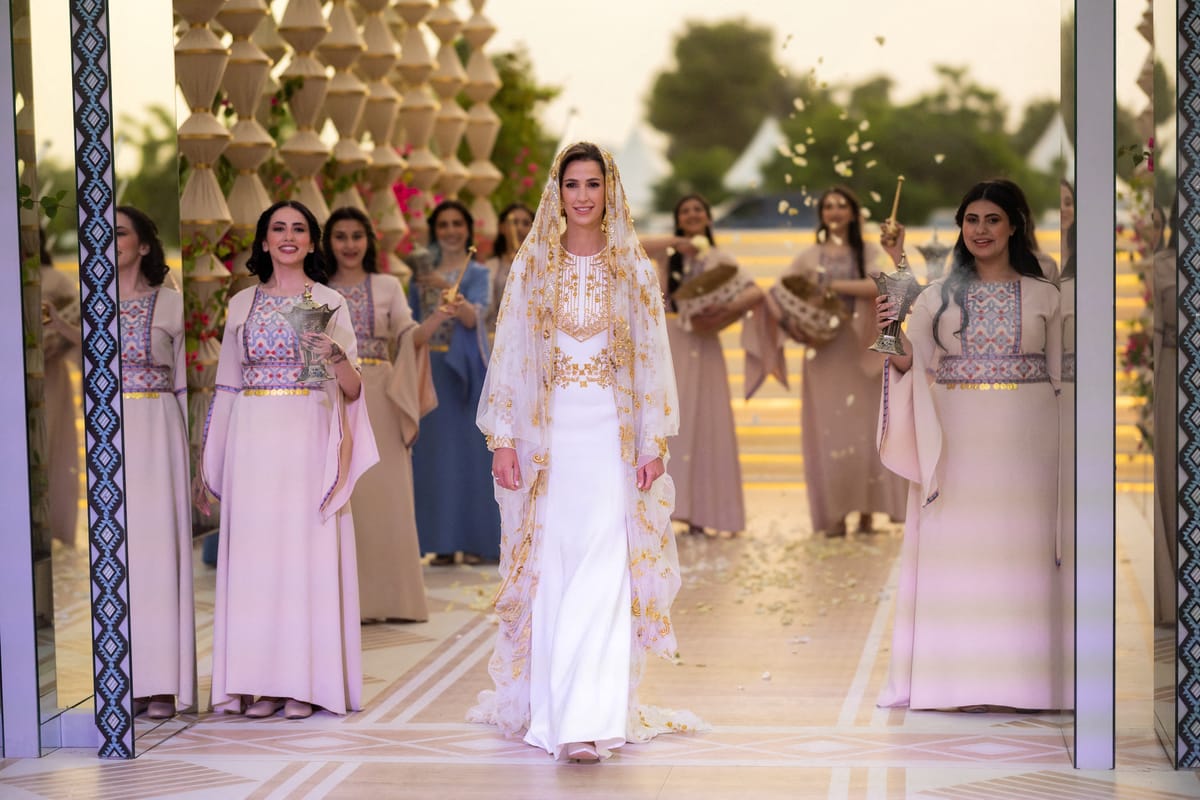"أراكِ فتحلو لي الحياة".. أشهر فساتين الزفاف الملكية