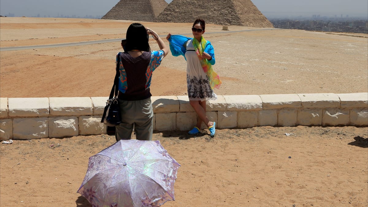 سائحة تلون الآثار المصرية.. وتحقيق رسمي