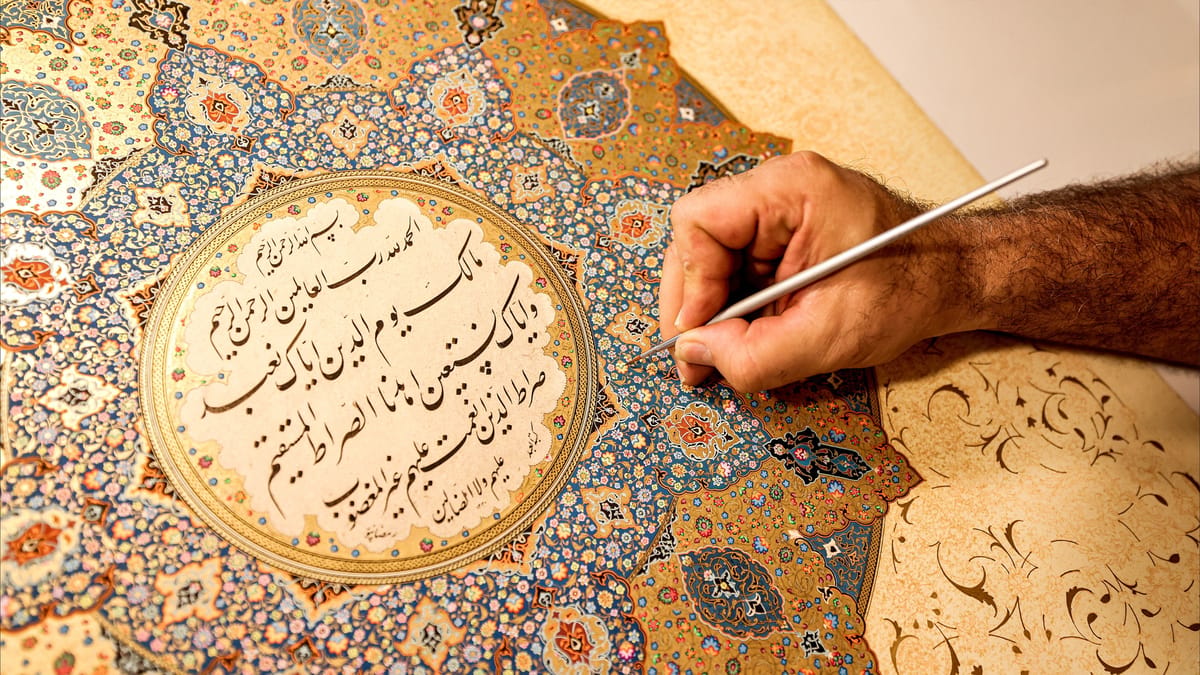 تذهيب الكتب.. حرفة إيرانية تكافح للبقاء