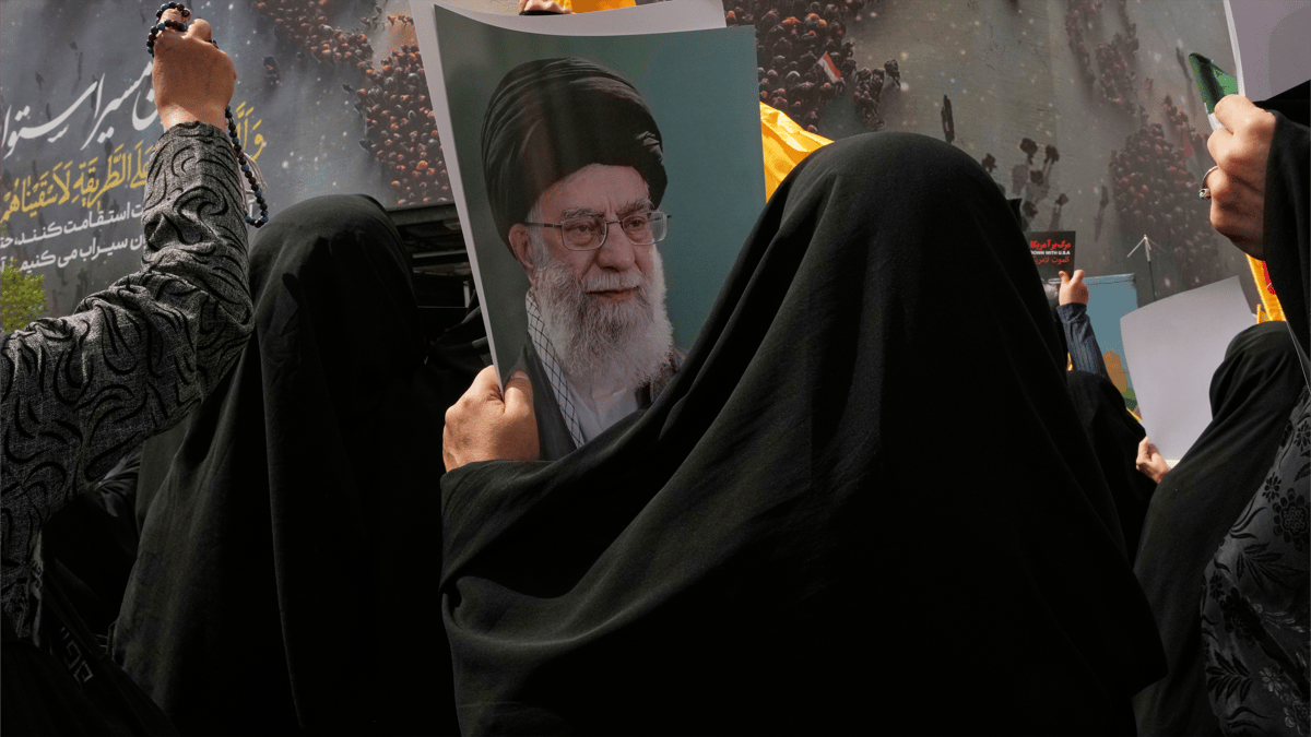 من الشاه إلى خامنئي.. "النووي حلم لا يتغيّر"