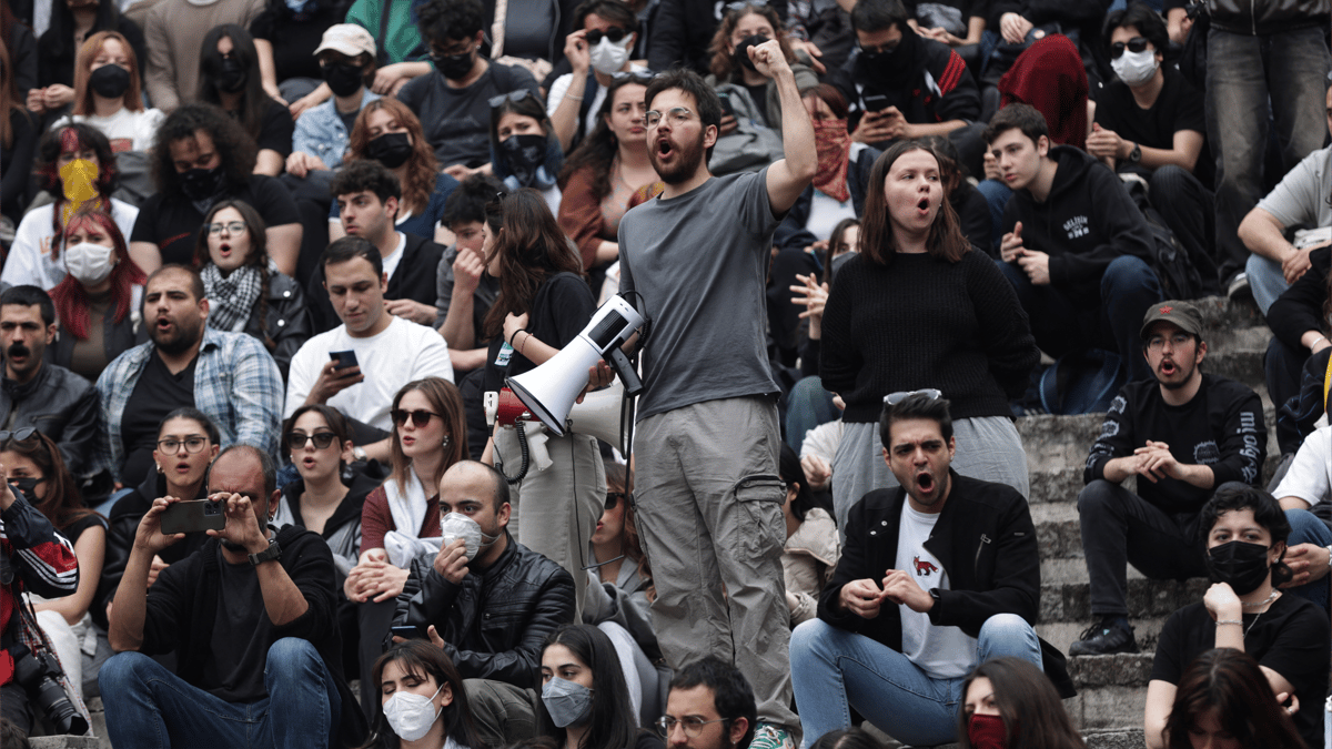 "ضيق خفي".. طلاب أتراك يواجهون أردوغان نيابة عن أوغلو