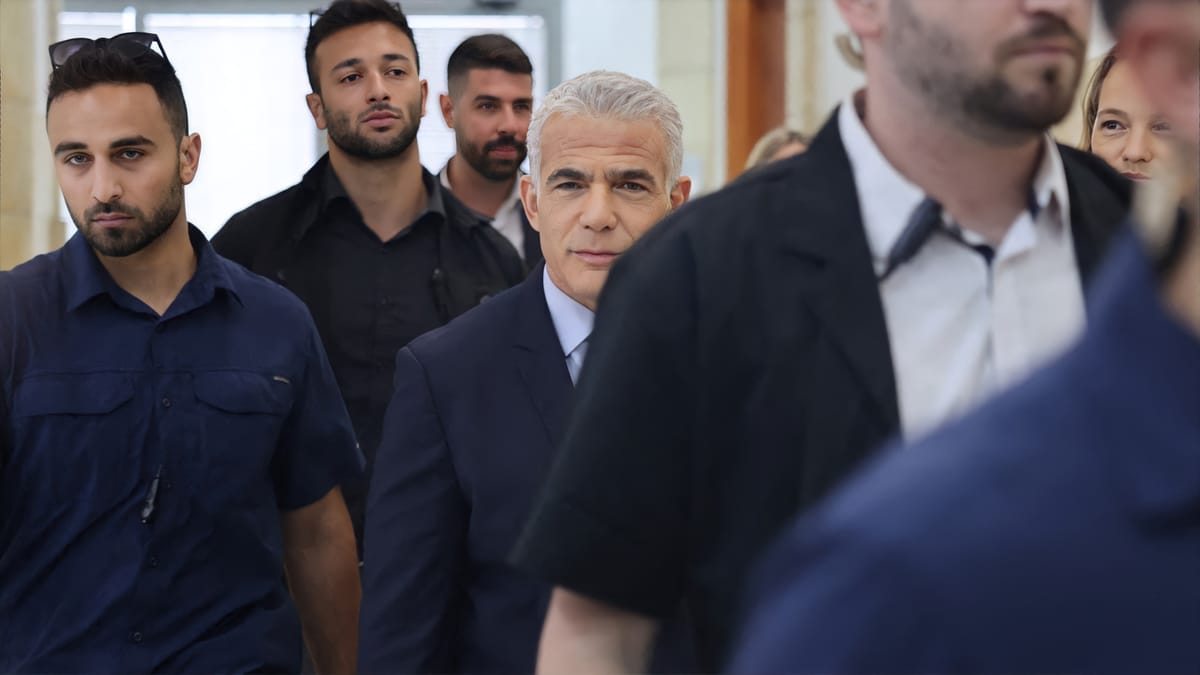 يائير لابيد.. "منقذ نتنياهو" قد يطيح به