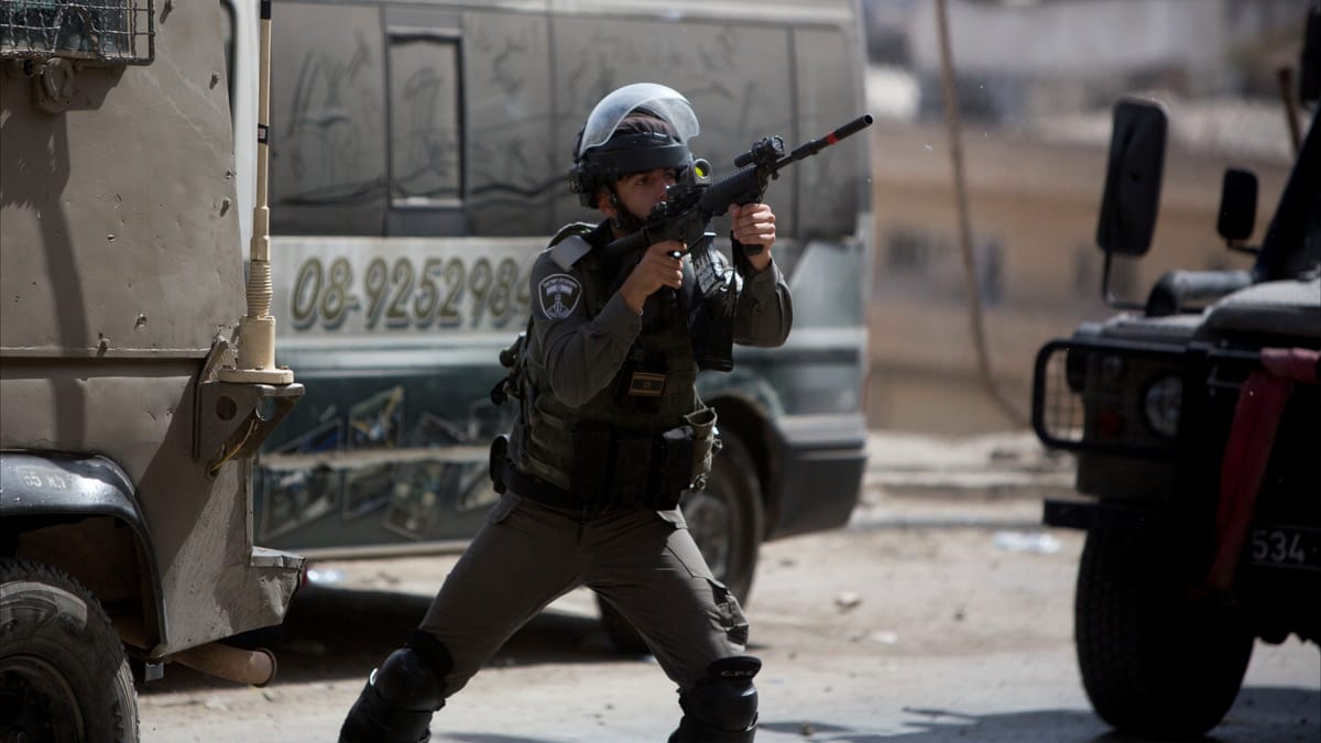فلسطيني يفتح النار على 3 إسرائيليين