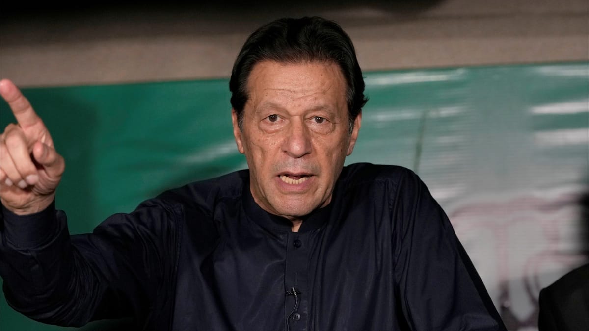 تبرئة عمران خان من تهمة واحدة من أصل 3