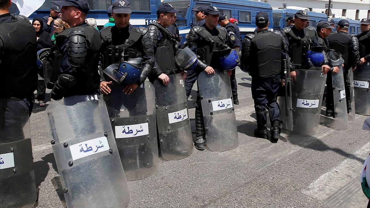 "عصابة عائلية" تهاجم صيدلية بالسيوف في الجزائر