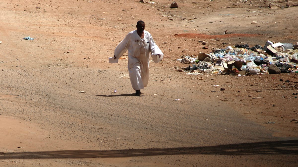 سودانيون يهربون عبر "طريق موت مليء بالجثث"