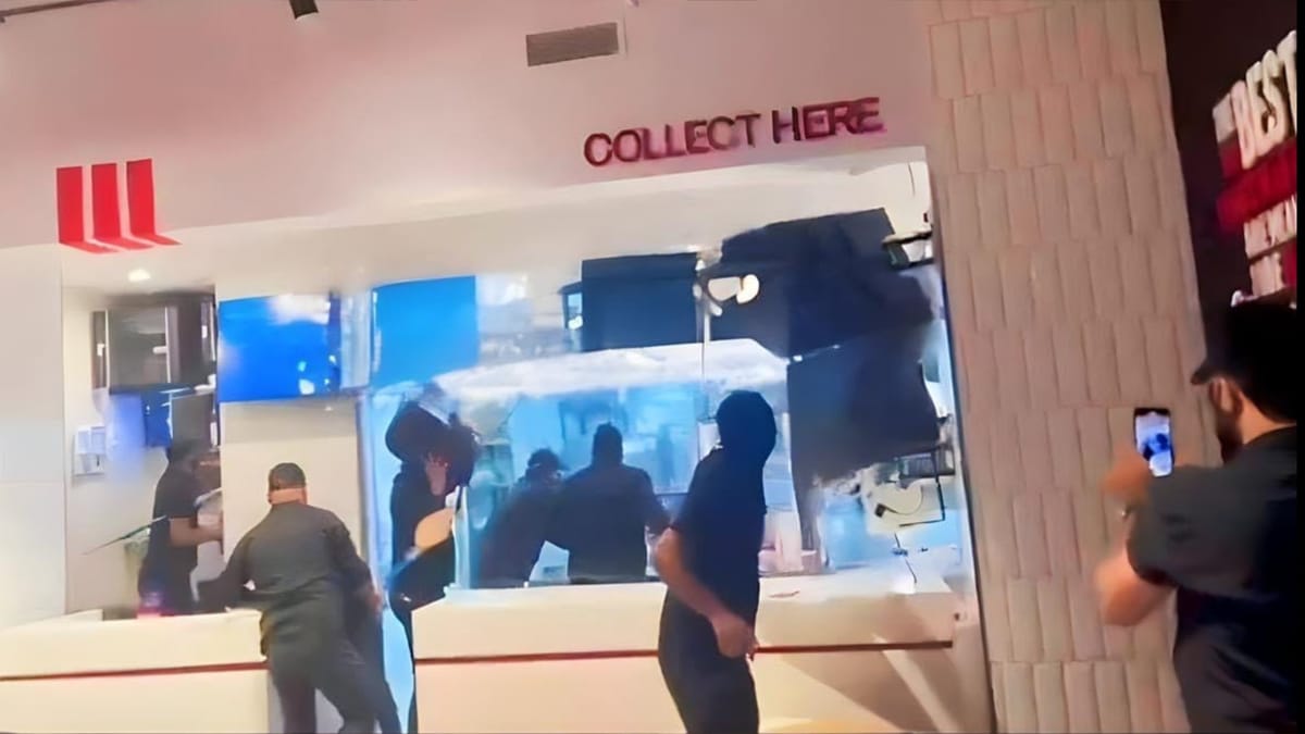 للمرة الثانية خلال 24 ساعة.. تحطيم فرع KFC في بغداد