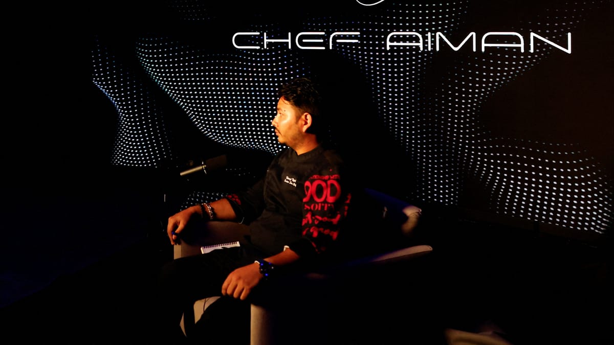 AIman طاه "ذكي" في أول مطعم من نوعه قرب برج خليفة