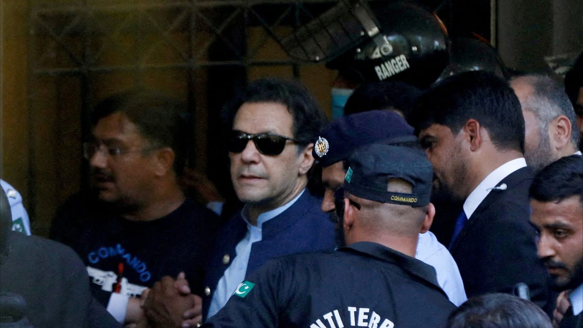 محكمة باكستانية: عمران خان باقٍ في السجن