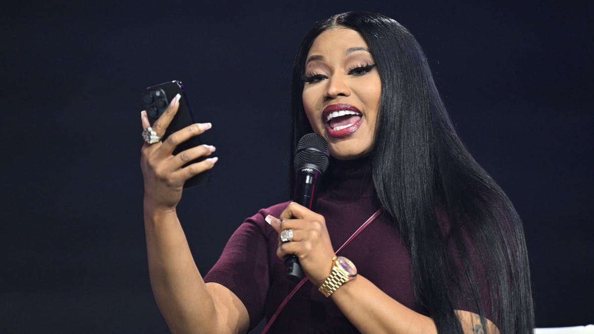 نيكي ميناج تُبايع ترامب: قدوة للرجال