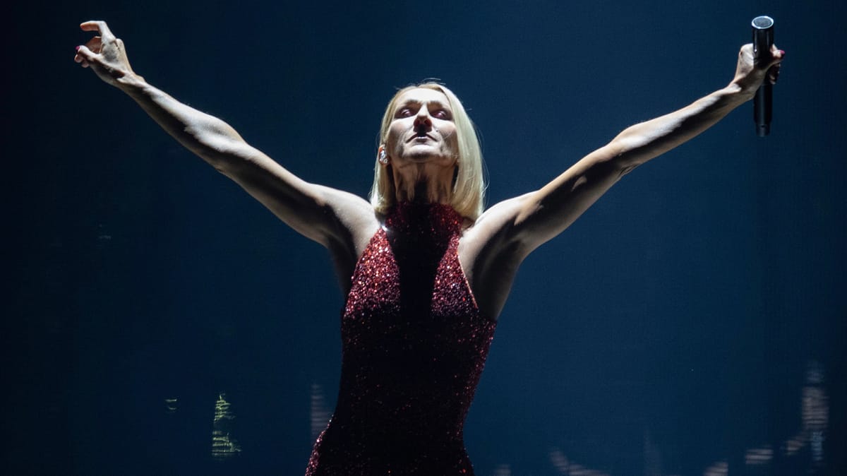 "باريس.. أنا جاهزة".. سيلين ديون تهزم المرض بـ10 حفلات غنائية