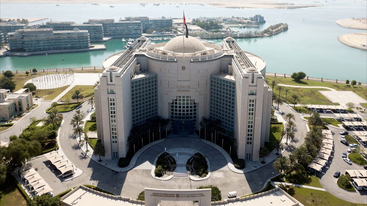 الإمارات تنقذ طاقم سفينة تجارية تعرضت للاستهداف في البحر الأحمر
