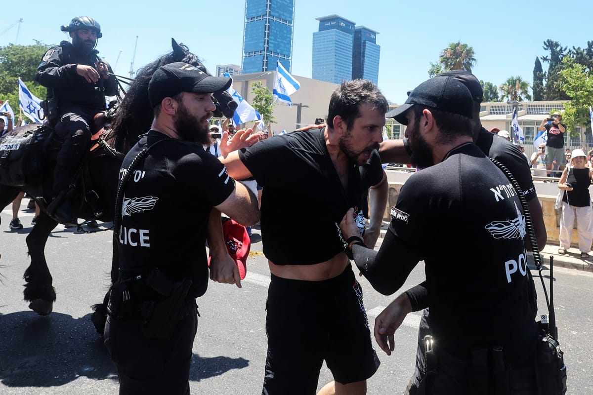كيف ينظر فلسطينيون إلى "مظاهرات القضاء" في إسرائيل؟