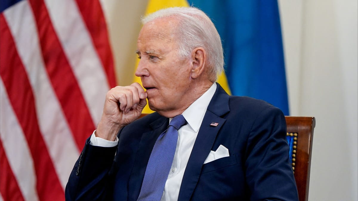 بايدن يعتذر لزيلينسكي: الأسلحة تأخرت