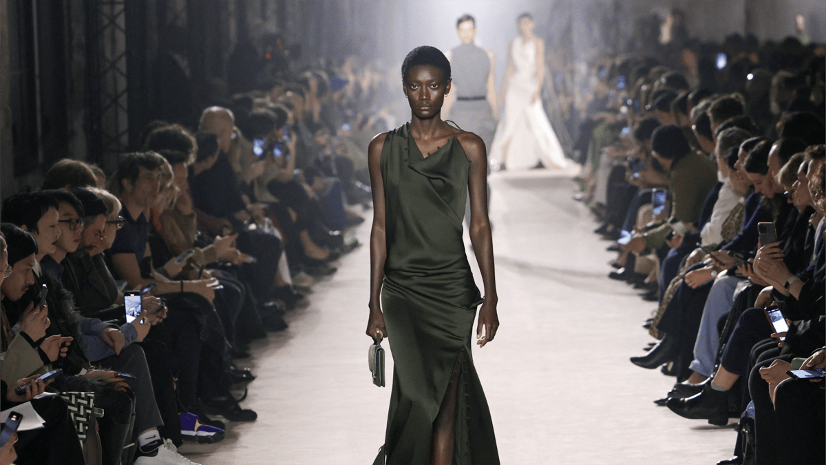 مليئة بالألوان.. عروض أزياء يابانية في باريس