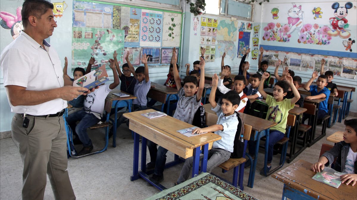 ما مصير الطلبة والمعلمين في مدارس الأونروا في الأردن؟