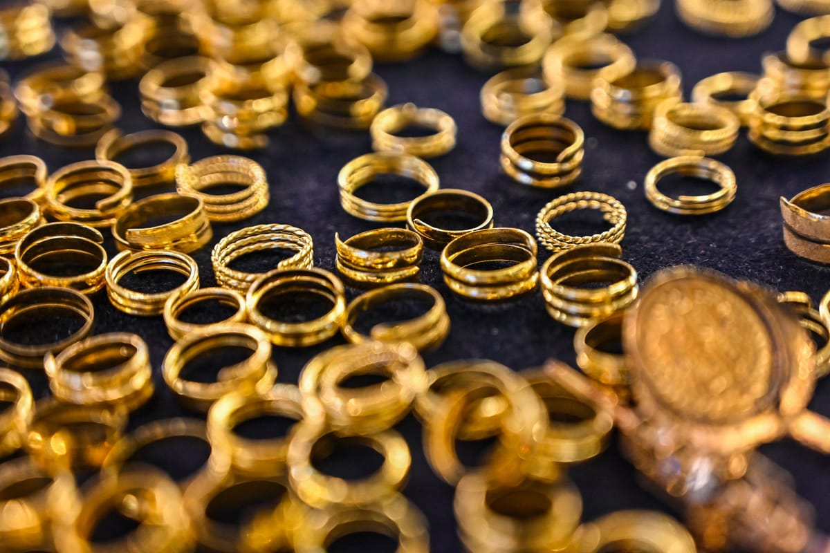 الذهب يهدأ والين يتأرجح وأسهم أوروبا تواصل القمم