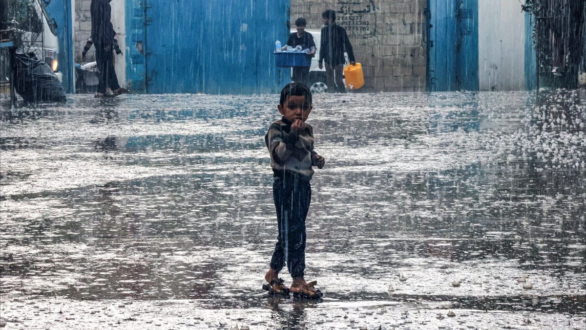 البرد يزيد معاناة الغزاويين.. قصة أب لا يملك ثمن ثياب شتوية لأطفاله