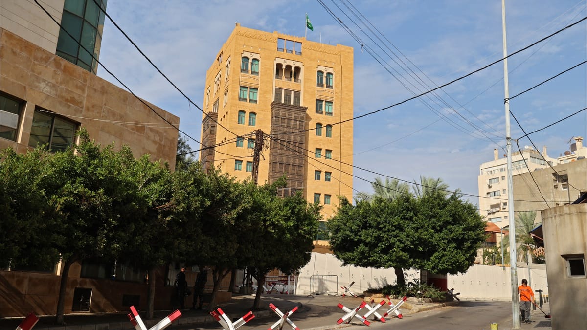 السفارة السعودية لدى لبنان تحث مواطنيها على مغادرته