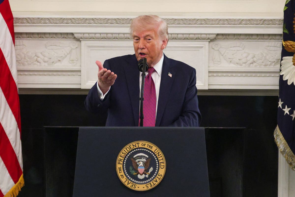 ترامب يفتح النار على قوارب الألغام في هرمز