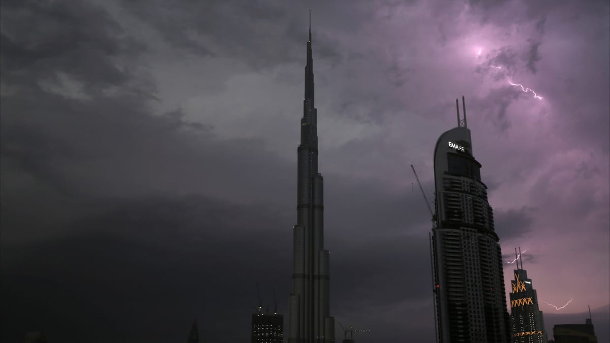 الإمارات تمدد العمل والدراسة عن بُعد بسبب الأحوال الجوية