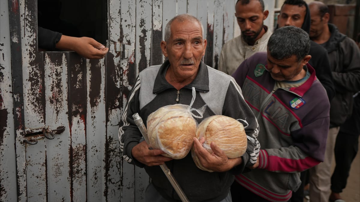أزمة غذاء.."الكرد" يعد أطفاله بالخبز في غزة لكنه يكذب عليهم