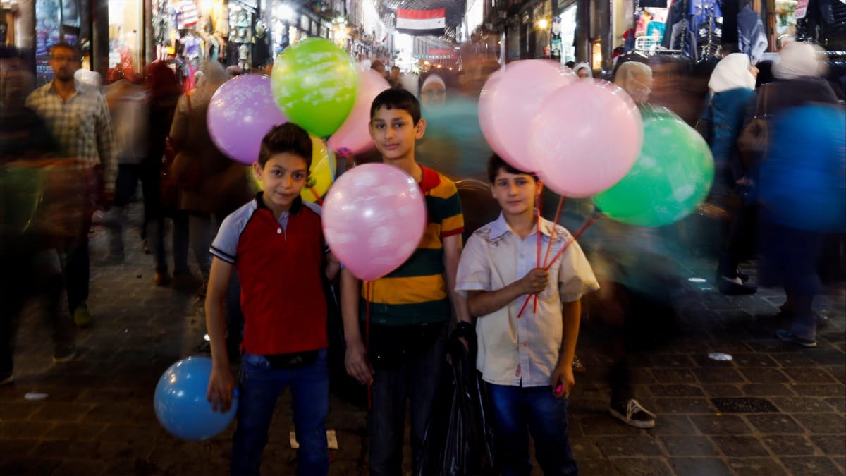 المسحراتيٌّ يُعيد إحياء روح دمشق القديمة