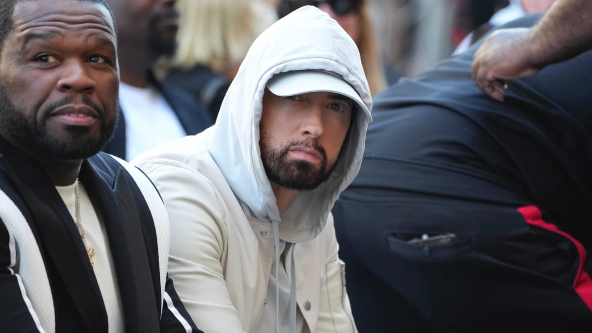 Eminem يختفي مثل Houdini