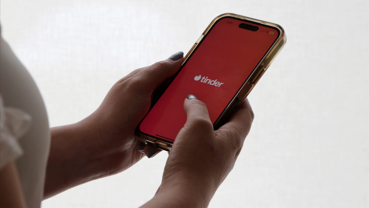 مواعدة في زمن الحرب.. كيف غزت واشنطن "تندر لبنان"؟