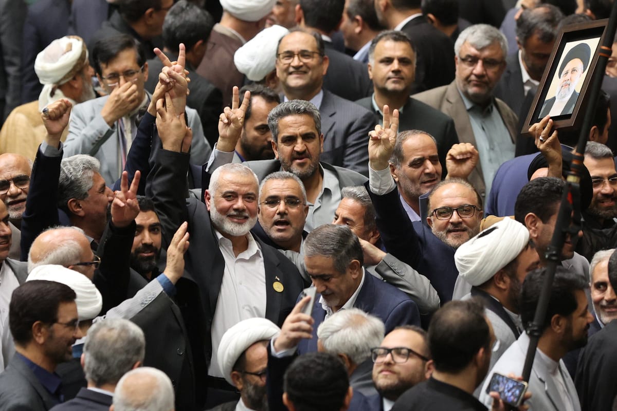 إيران تبحث "استراتيجية الرد".. وتتوعد