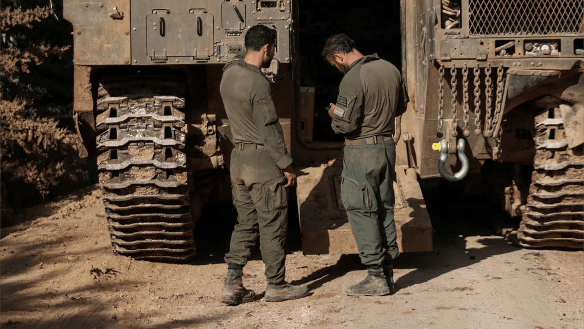 من القتال إلى "التعفيش".. صور تحرج الجيش الإسرائيلي