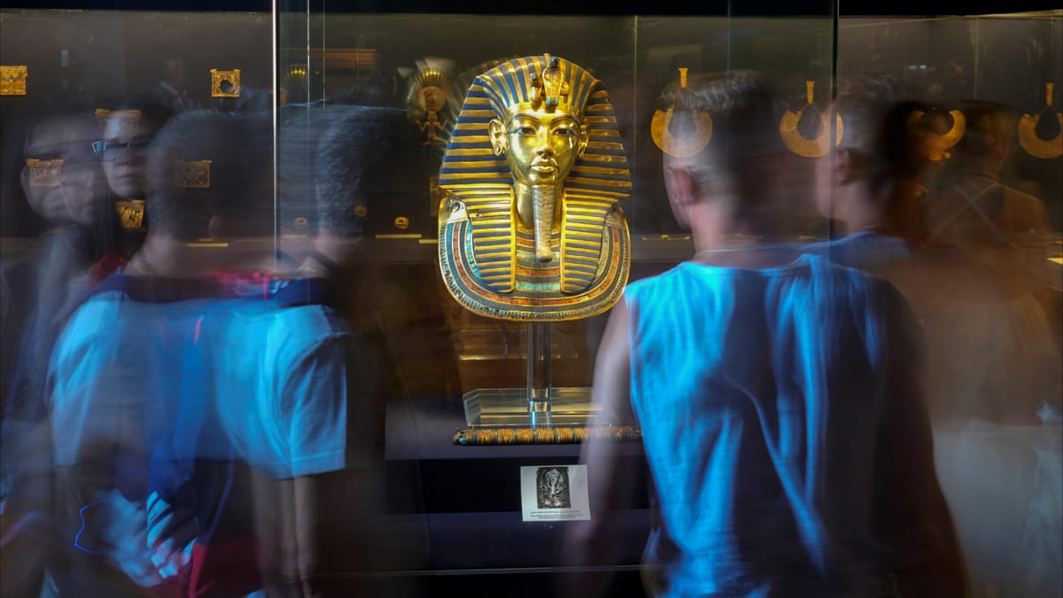 قناع توت عنخ آمون الذهبي في طريقه إلى المتحف المصري الكبير