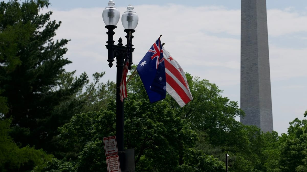 واشنطن ترفع أعلام الدولة الخطأ لاستقبال ملك بريطانيا