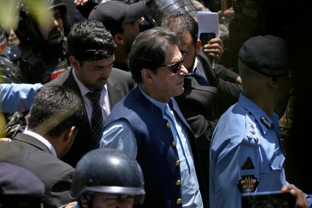 كيف يمضي عمران خان يومه داخل سجنه؟