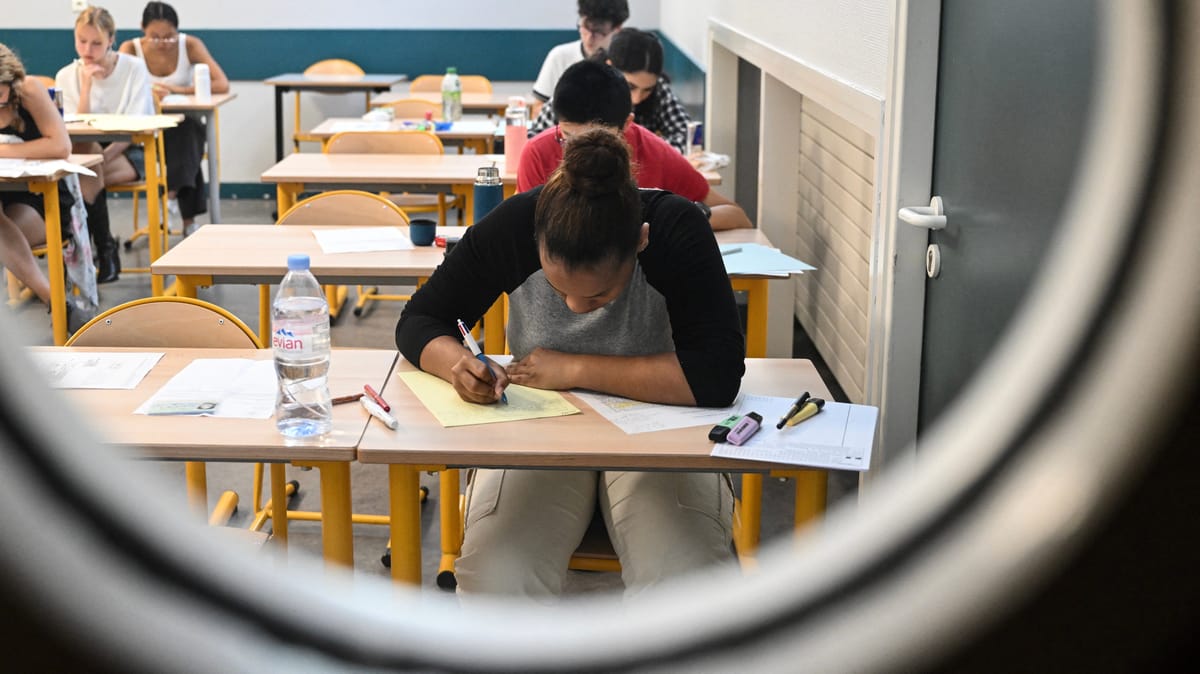 تلاميذ مسلمون ودقيقة صمت.. غضب في فرنسا بعد "صلاة بريئة"