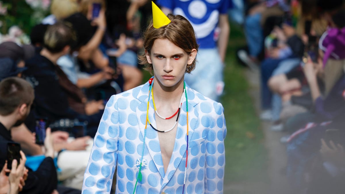 Paris Men's Fashion Week.. عمال بناء ومهرّجون