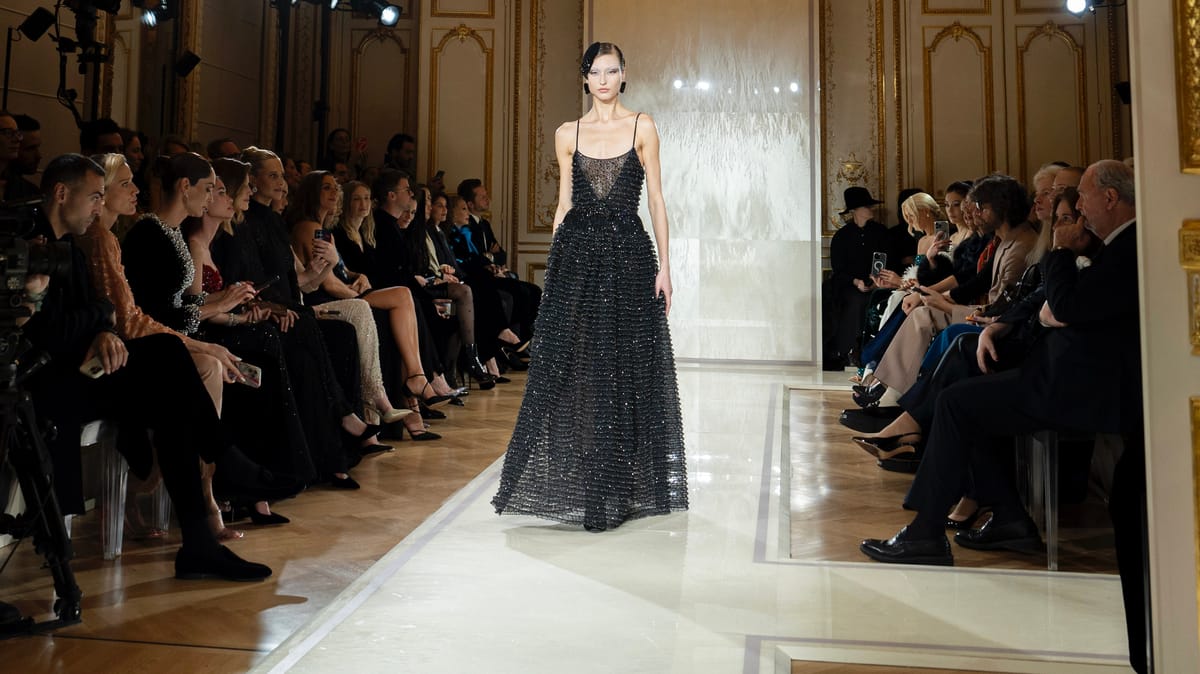 أرماني يحتفي بـ"20 عاما" في Paris Fashion Week