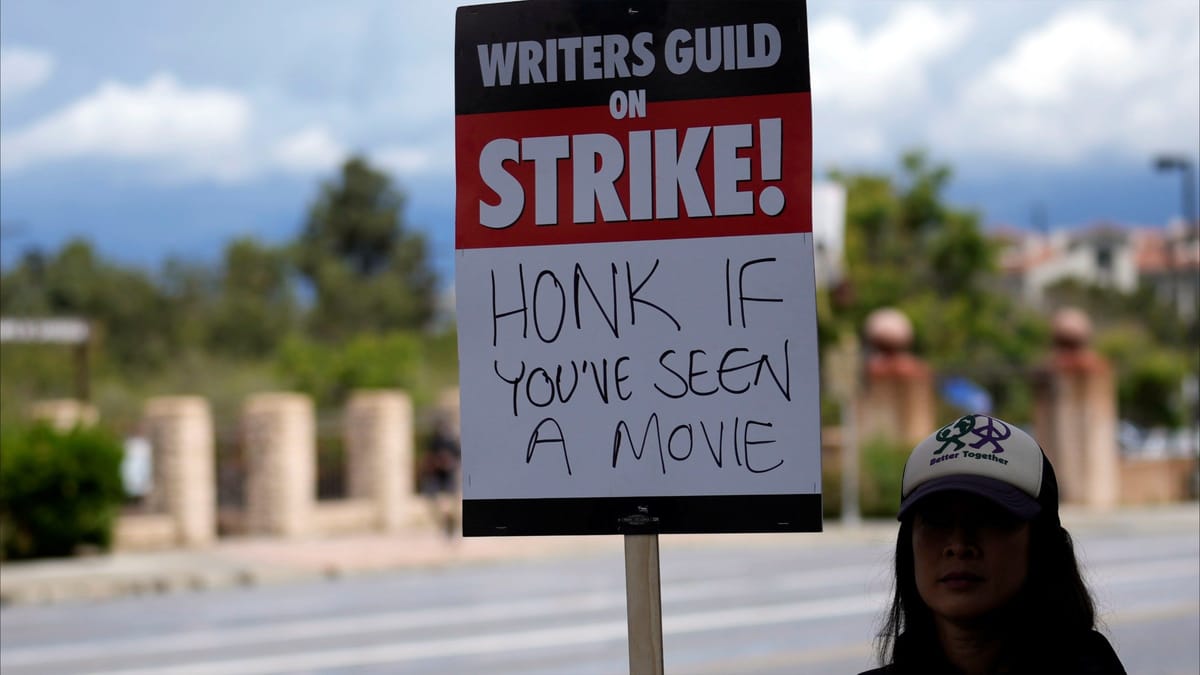 كاتب مسلسلك المفضل في إضراب.. شاهِد مرة أخرى